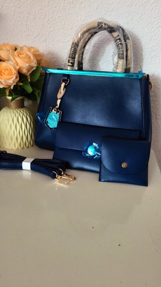 Bolso azul con monedero y cartera