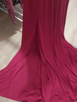 Vestido fiesta rojo con pedrería, elástico, largo