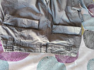 Pantalón cargo gris chica joven, con bolsillos
