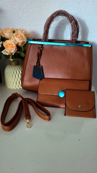 Bolso marrón con monedero y cartera