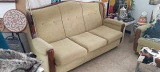 Sofá y 2 sillones de tela y madera