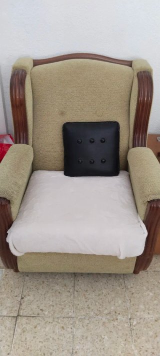 Sofá y 2 sillones de tela y madera