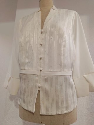 Blusa elegante plateada y blanca