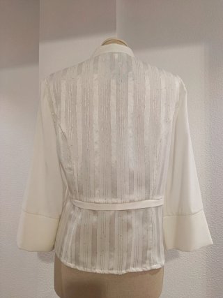 Blusa elegante plateada y blanca