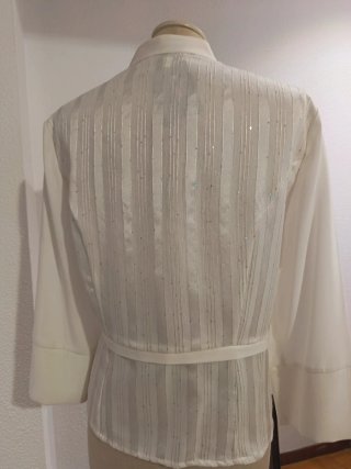 Blusa elegante plateada y blanca