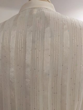 Blusa elegante plateada y blanca