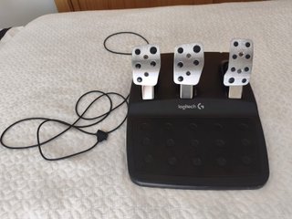 Volante Logitech G29 y Pedales