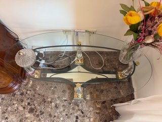 Mesa centro cristal y metal dorado