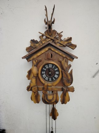 Reloj de cuco antiguo de madera