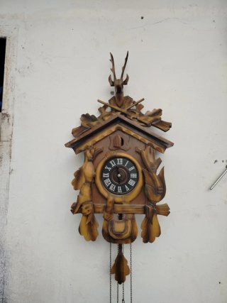 Reloj de cuco antiguo de madera