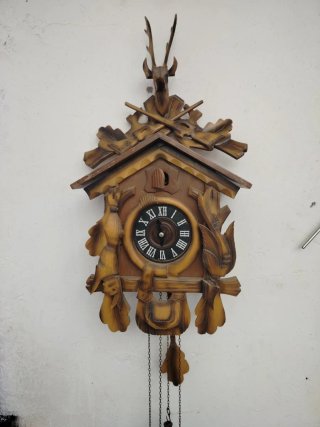 Reloj de cuco antiguo de madera
