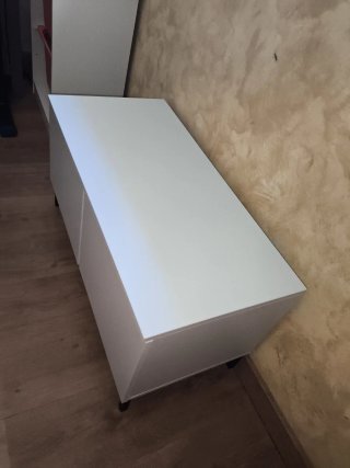 Mueble bajo Ikea blanco y patas negras