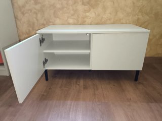 Mueble bajo Ikea blanco y patas negras