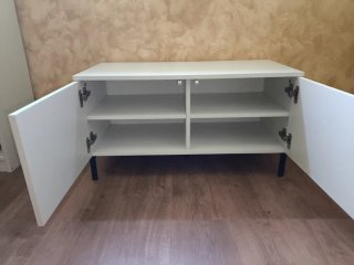 Mueble bajo Ikea blanco y patas negras