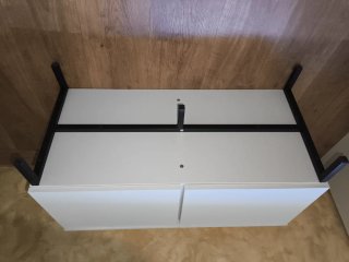 Mueble bajo Ikea blanco y patas negras