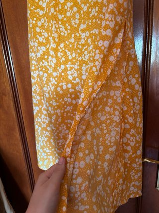 Falda amarilla con estampado floral