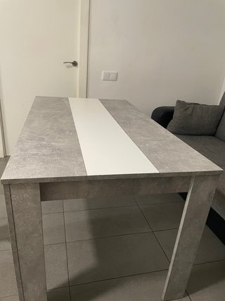Mesa de comedor gris y blanca