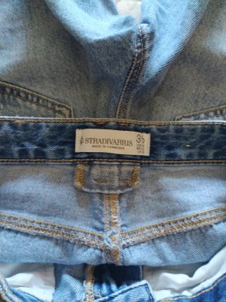 Pantalón corto vaquero desgastado