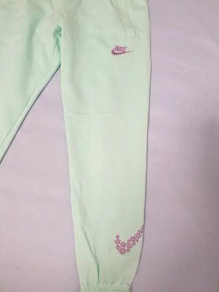 Pantalón Nike verde con logo floral