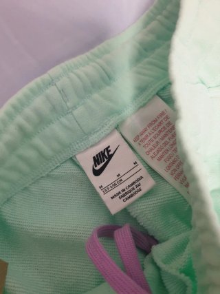 Pantalón Nike verde con logo floral