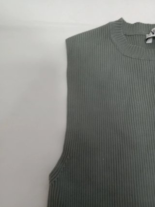Top Zara sin mangas de punto gris