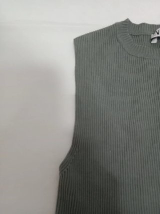 Top Zara sin mangas de punto gris