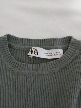 Top Zara sin mangas de punto gris