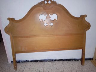 Cabecero de madera tallada