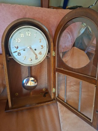 Reloj de pared antiguo de madera vintage