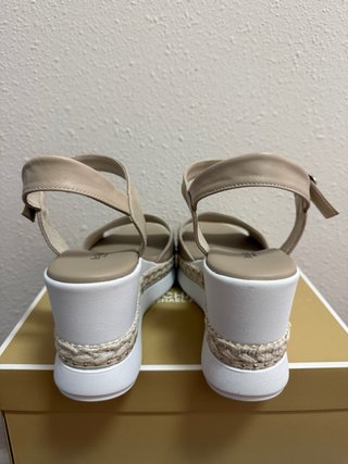Sandalias Nero Giardini Piel Beige y Blanca