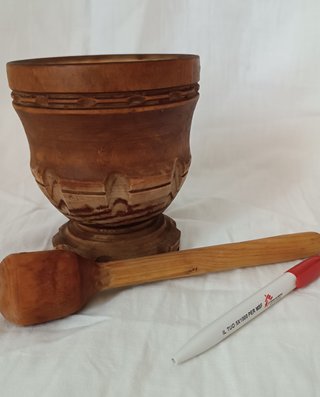 Mortaio antico in legno con pestello
