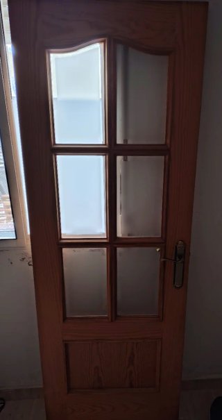 Puerta interior de madera con vidrio