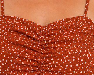 Mono naranja estampado puntos con cinturón