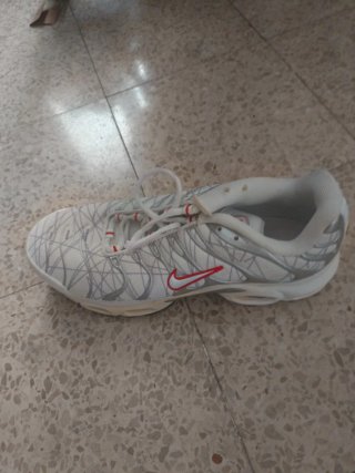 Deportivas Nike Blancas y Plateadas