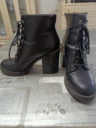 Botines negros con cordones y tacón