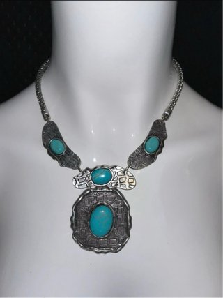 Collar hippie plateado con piedra turquesa