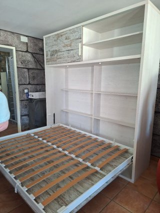 Cama abatible con estanterías