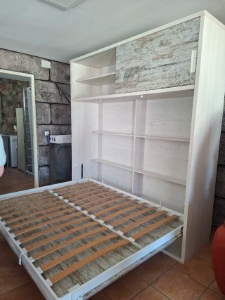 Cama abatible con estanterías