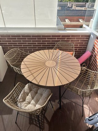 Mesa JYSK RANGSTRUP + 4 Sillas