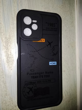 Funda móvil negra de Realme C35con diseño de viaje