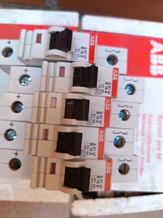 Caja  Interruptores automáticos ABB
