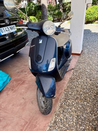 Vespa Scooter Azul/Beige - 20 Años