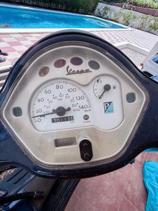 Vespa Scooter Azul/Beige - 20 Años