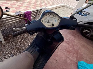 Vespa Scooter Azul/Beige - 20 Años