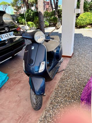 Vespa Scooter Azul/Beige - 20 Años