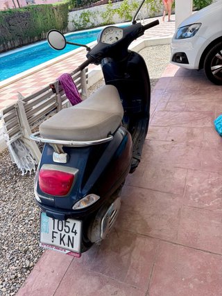 Vespa Scooter Azul/Beige - 20 Años