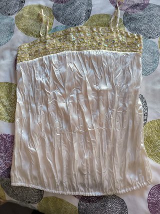 Blusa blanca y dorada con pedrería