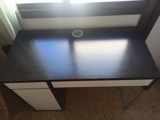 Mesa de escritorio madera y metal. Compacta.