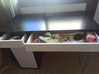 Mesa de escritorio madera y metal. Compacta.
