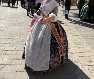 Manteleta blanca bordada